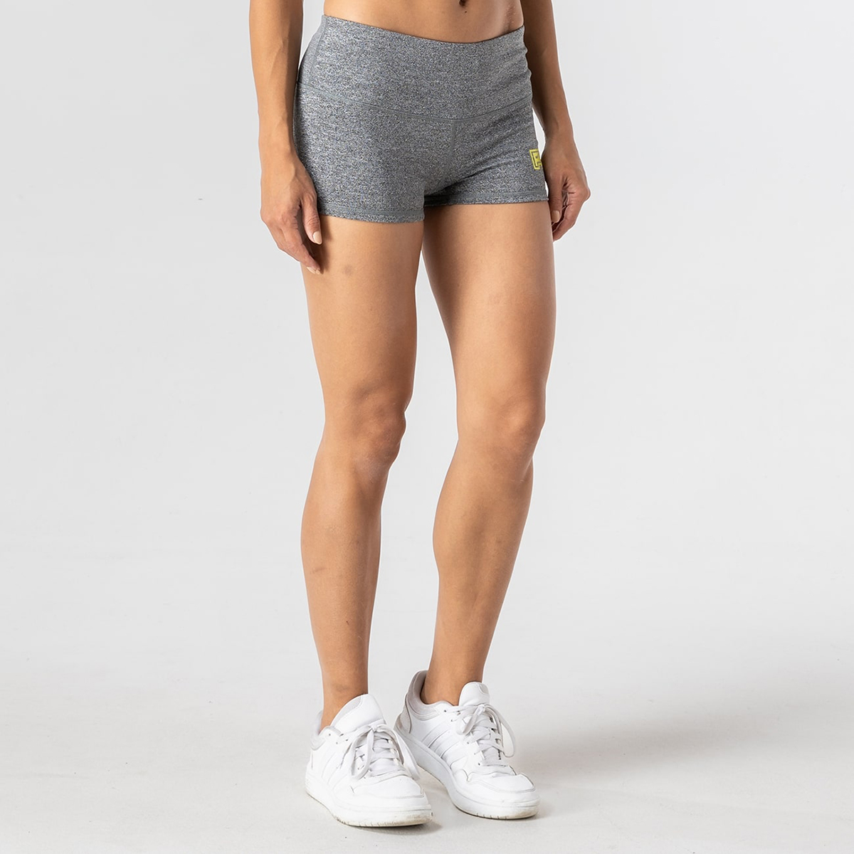 WOMENS F45 PERFORMANCE SHORTS Light Grey - Image 2